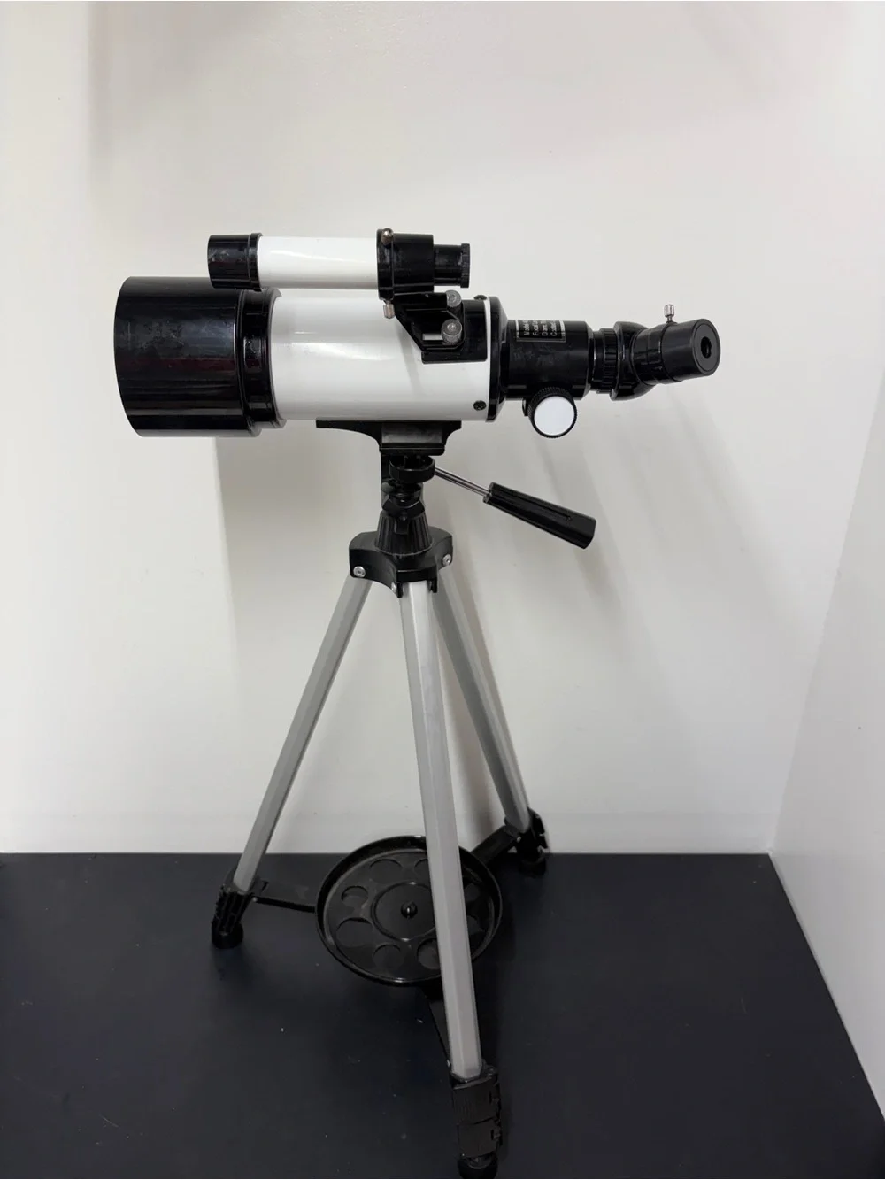 Telescope Model 40070, Focal Length 400mm, Diam 70mm, Coated Lens, Portable